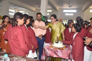 नए साल पर सुलेंगा हॉस्टल में दिखी अनूठी तस्वीर, न्योता भोज अंतर्गत 29 बालिकाओं का एक साथ कलेक्टर ने मनाया जन्मदिन